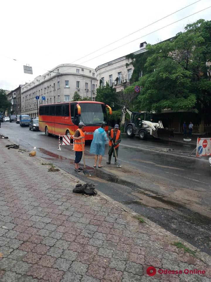 Одесские коммунальщики расчищают Таможенную площадь и Балковскую