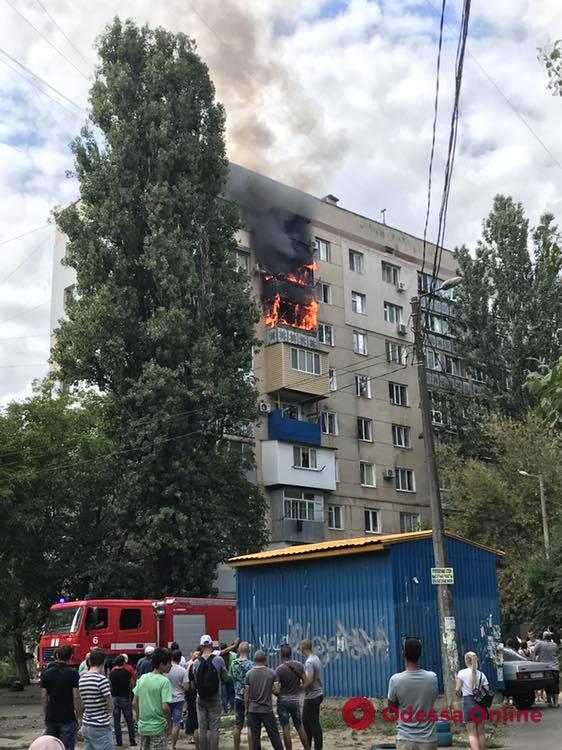 В многоэтажке на Таирова горели балконы на трех этажах