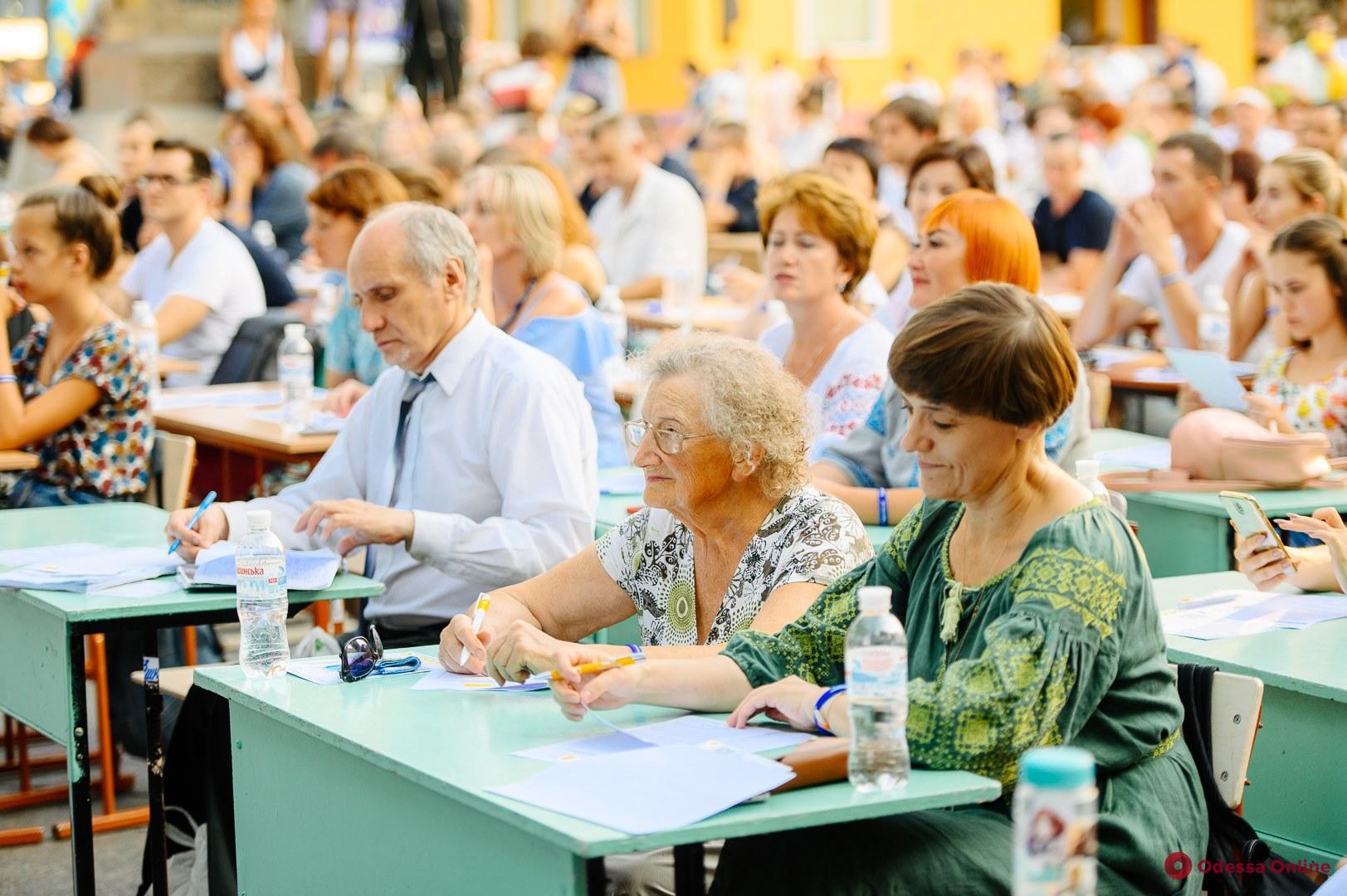 Студент-международник лучше всех написал диктант по украинскому языку: одесситам выставили оценки в электронном журнале