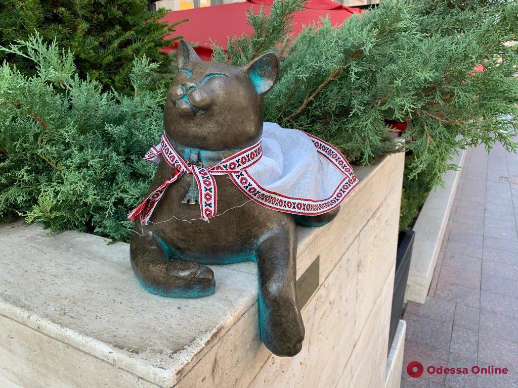 Скульптуры одесских котиков «принарядились» к главному украинскому празднику (фото)