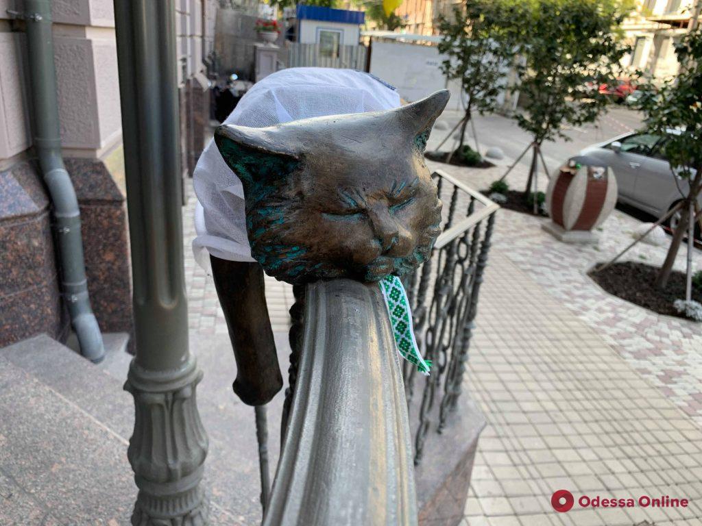 Скульптуры одесских котиков «принарядились» к главному украинскому празднику (фото)
