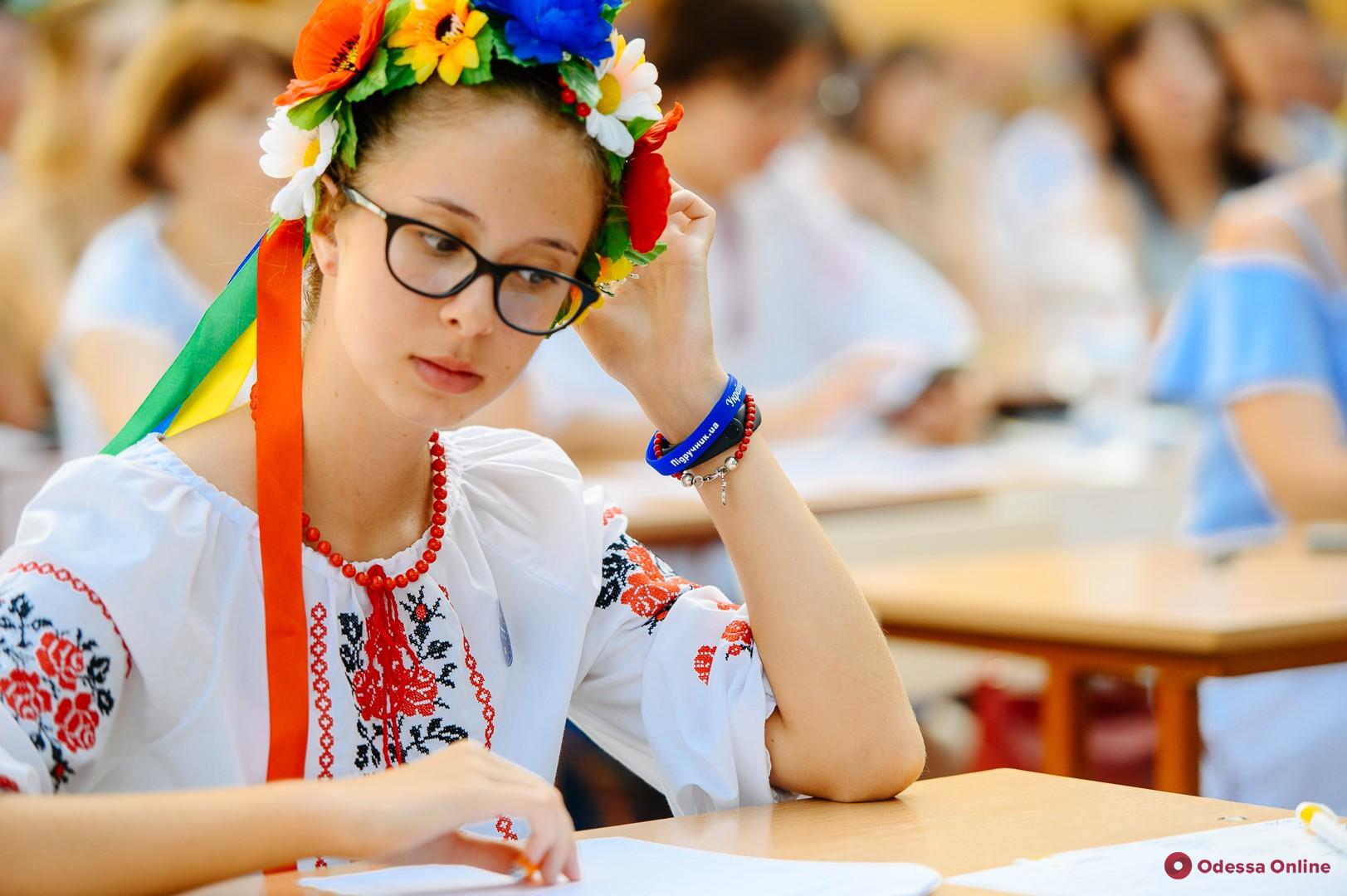 Студент-международник лучше всех написал диктант по украинскому языку: одесситам выставили оценки в электронном журнале