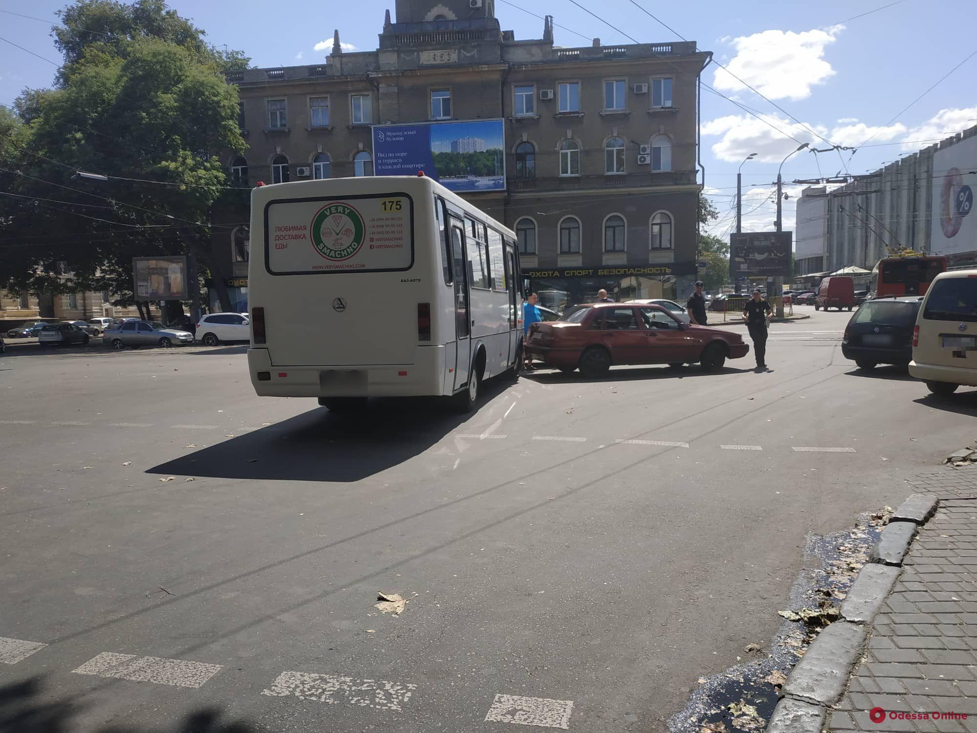 В центре Одессы столкнулись легковушка и маршрутка
