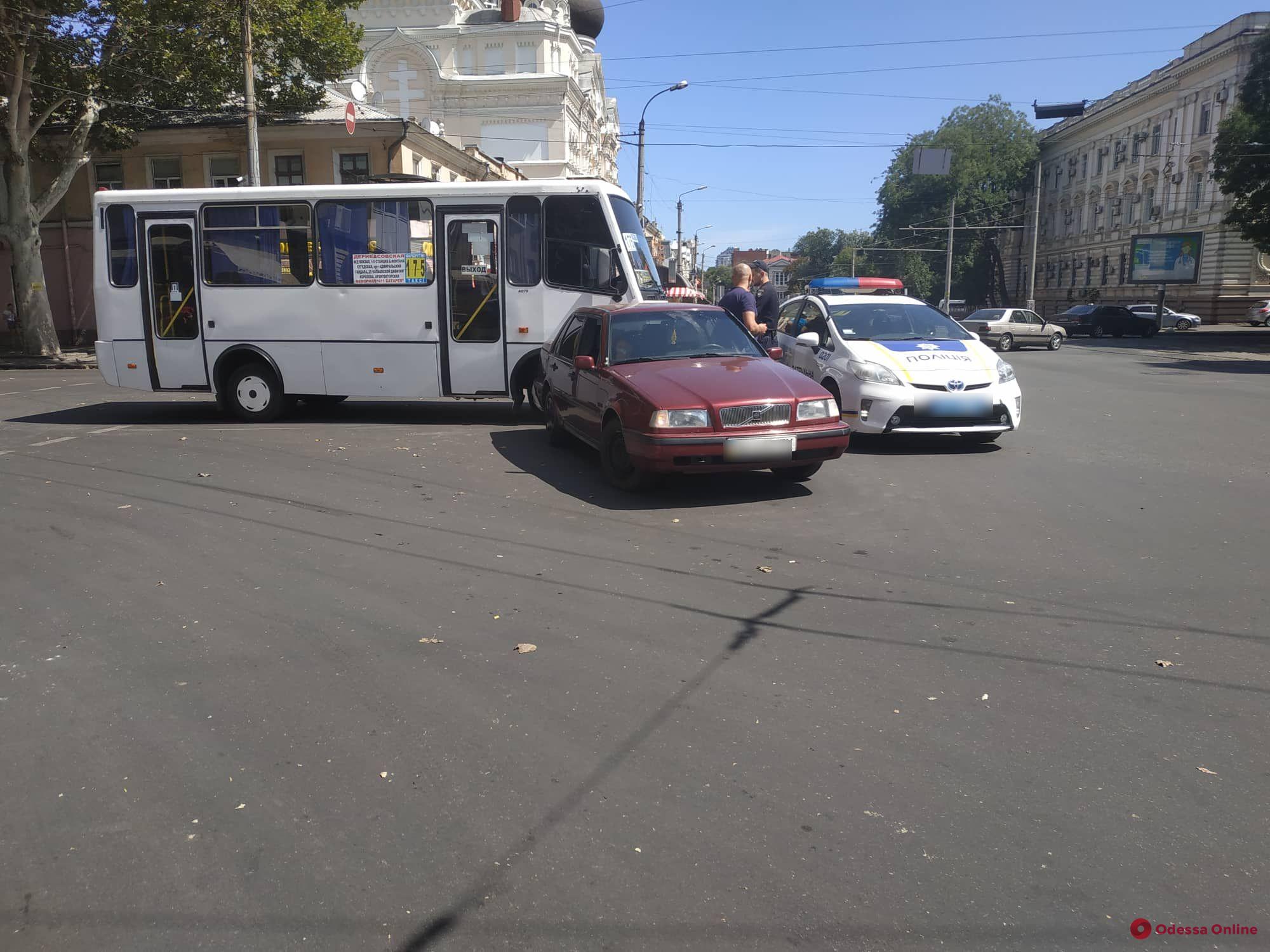 В центре Одессы столкнулись легковушка и маршрутка