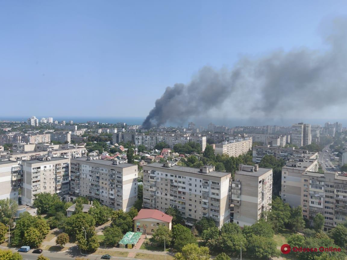 В Черноморске тушат большой пожар (обновлено)