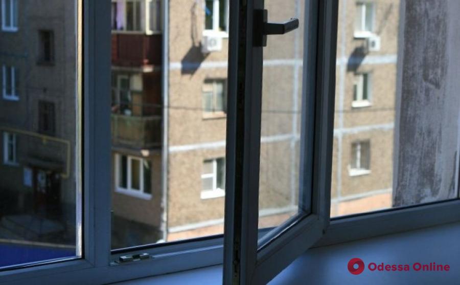В Черноморске женщина выпала из окна четвертого этажа
