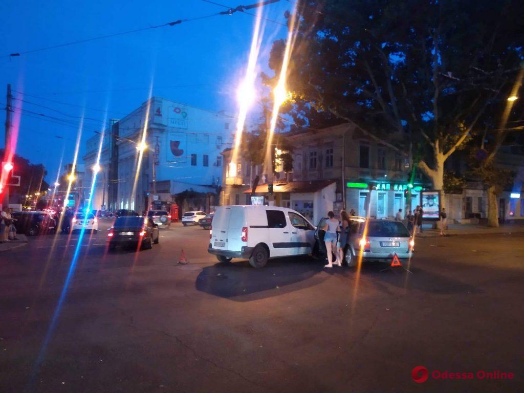 Два автомобиля не поделили дорогу в центре Одессы