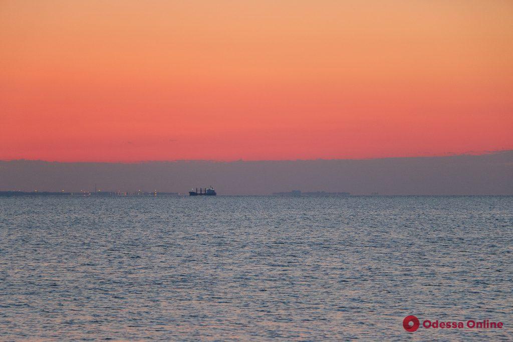 Доброе утро, Одесса: рассвет на пляже «Дельфин» (фоторепортаж)