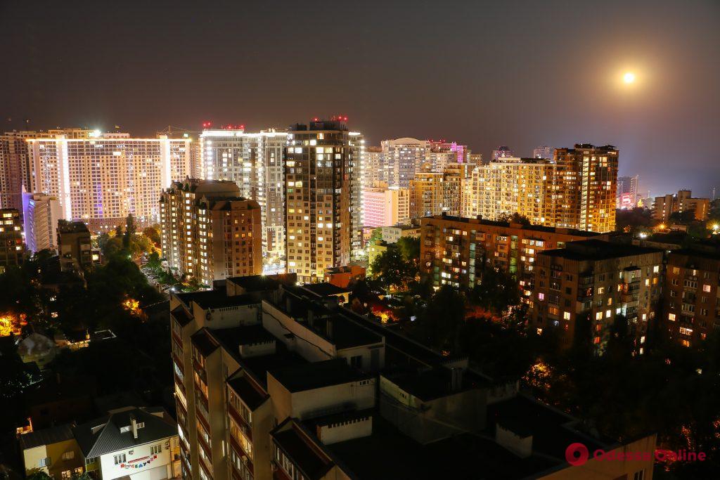 Очарование вечерней Одессы с крыши многоэтажки (фоторепортаж)