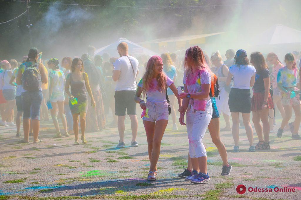 В Дюковском парке одесситы веселились и раскрашивали друг друга (фоторепортаж)