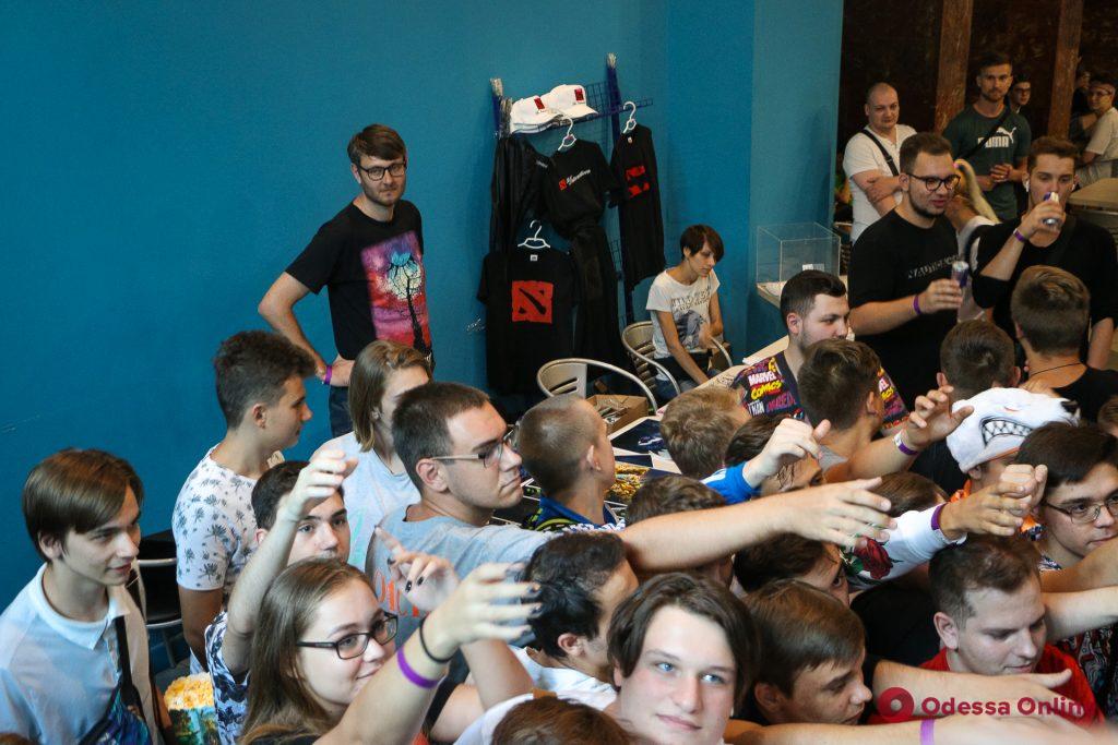 В Одессе на большом экране транслировали финал мирового компьютерного турнира «Dota2» (фото)