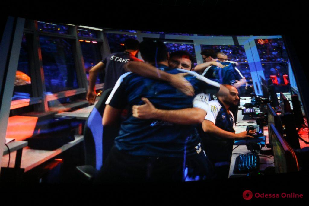 В Одессе на большом экране транслировали финал мирового компьютерного турнира «Dota2» (фото)