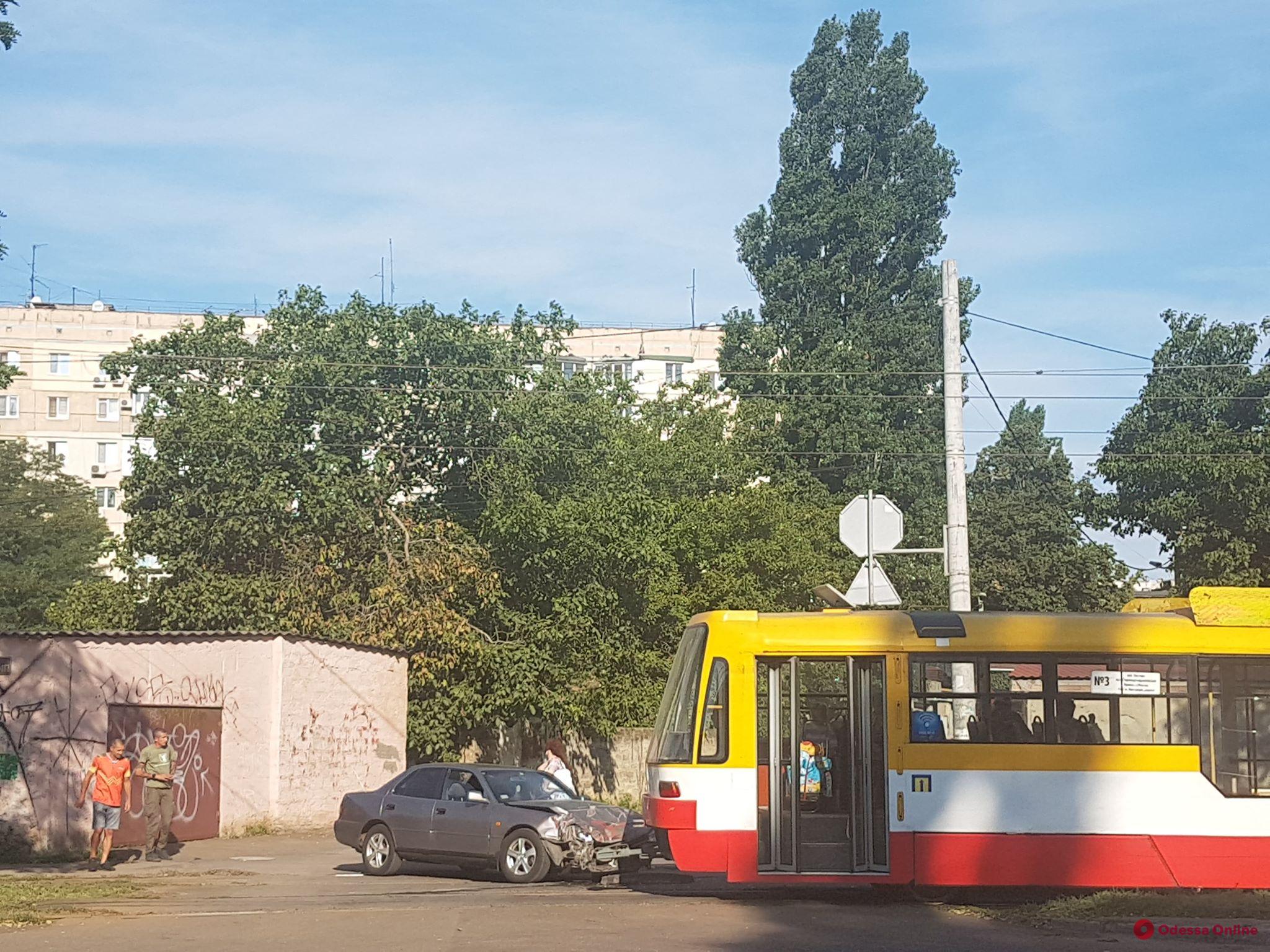 На Люстдорфской дороге столкнулись легковушка и трамвай (фото)