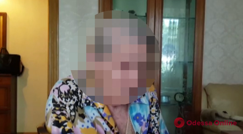 Трое мужчин насильно пытались выселить 82-летнюю одесситку из ее квартиры (видео)