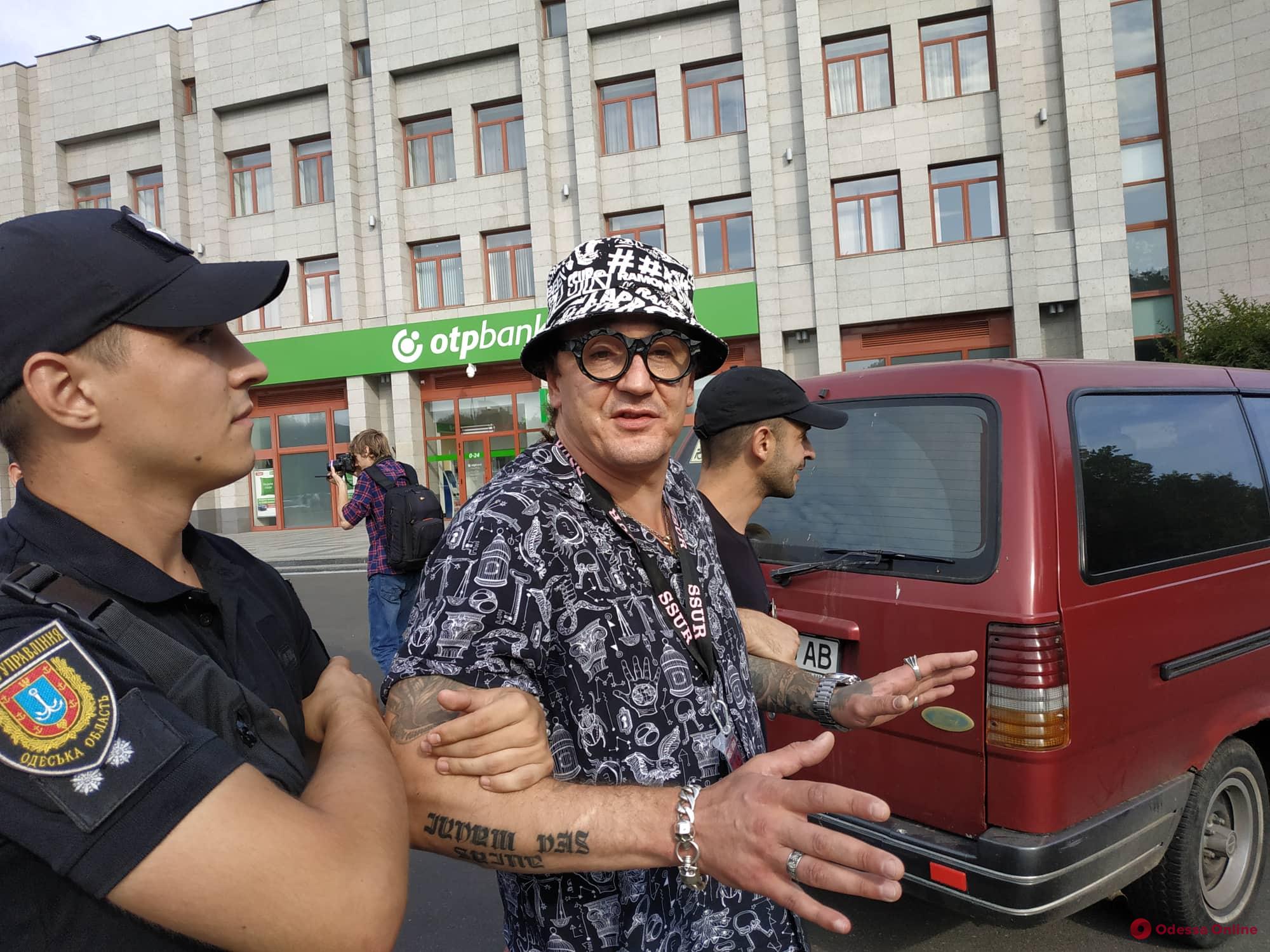 У стен Одесского облсовета подрались известный блогер и активист (обновлено)