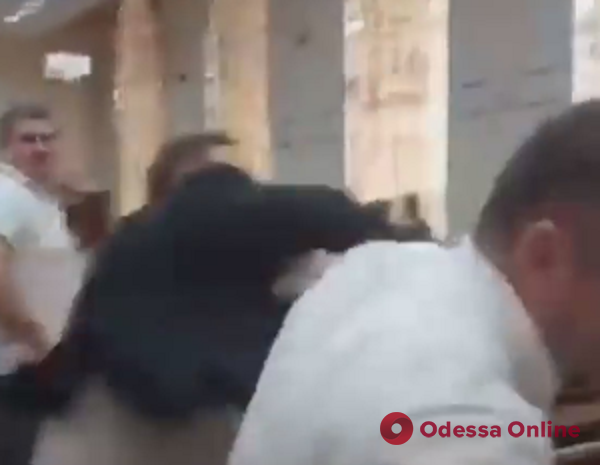 Очередная драка в Одесском облсовете: на этот раз депутат vs чиновник (видео)