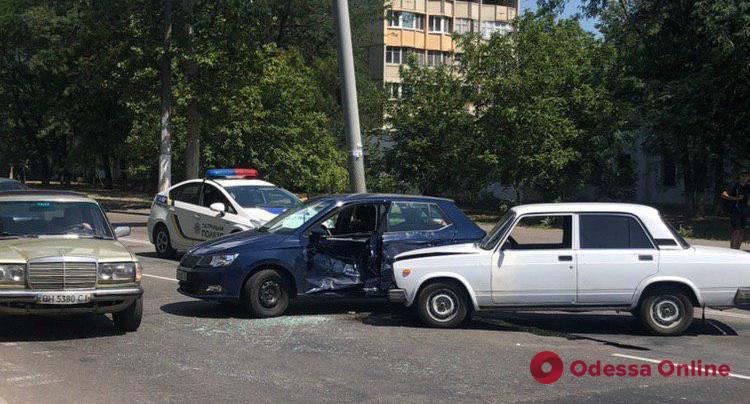 На поселке Котовского столкнулись две легковушки