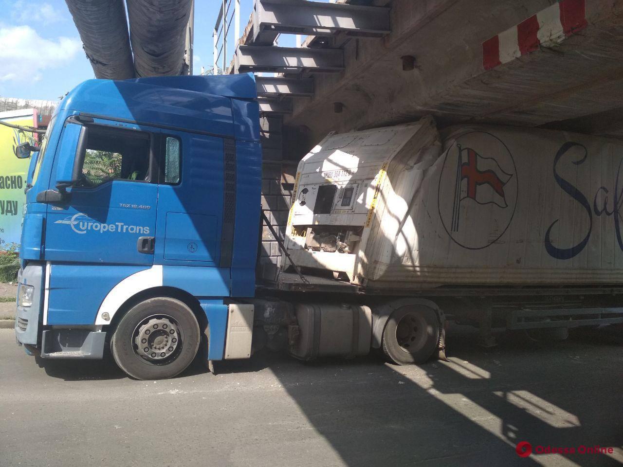 На Слободке грузовик застрял под железнодорожным мостом