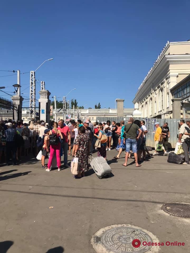В Одессе «заминировали» Киевскую райадминистрацию, здание телеканала и железнодорожный вокзал (фото)