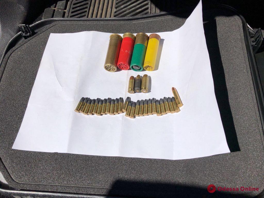 Одесские пограничники обнаружили боеприпасы в автомобиле из Америки (видео)