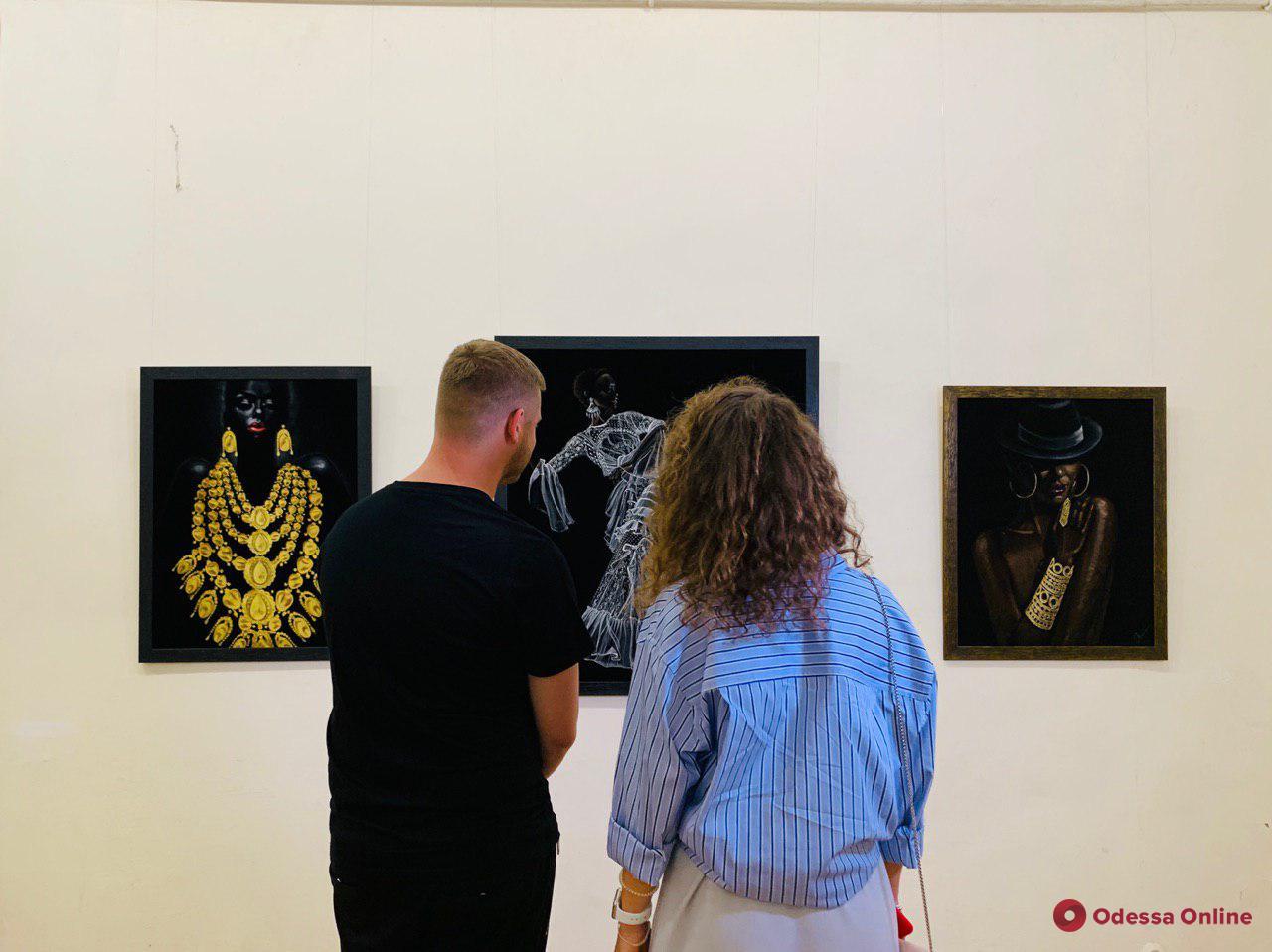 В одесском музее открылась выставка картин на экозамше (фото)