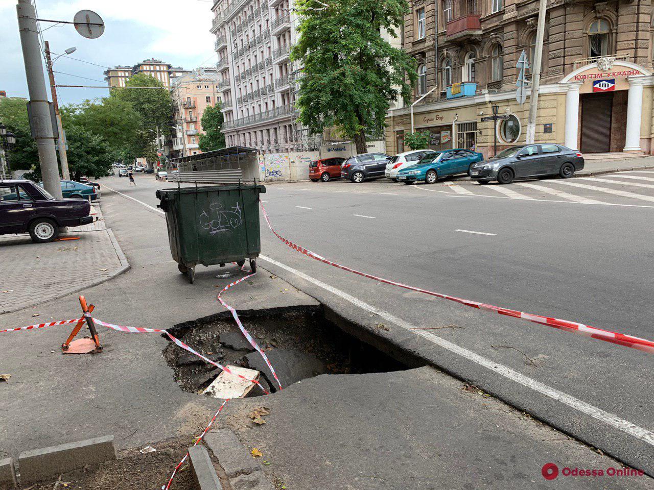 На Большой Арнаутской на дороге образовался провал