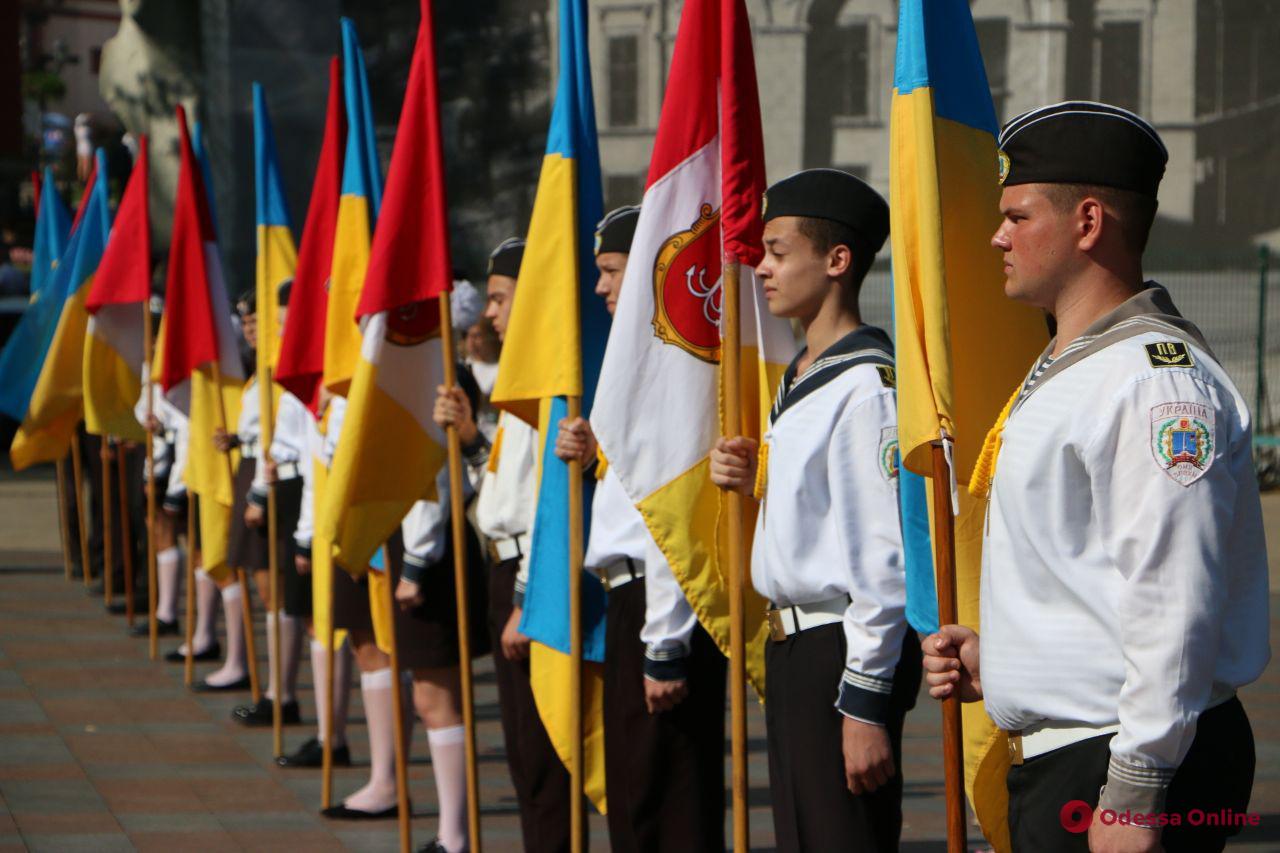 Возле Одесской мэрии торжественно подняли флаг Украины (фото)