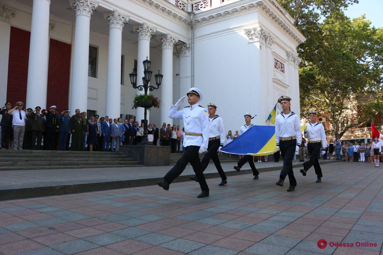 Возле Одесской мэрии торжественно подняли флаг Украины (фото)