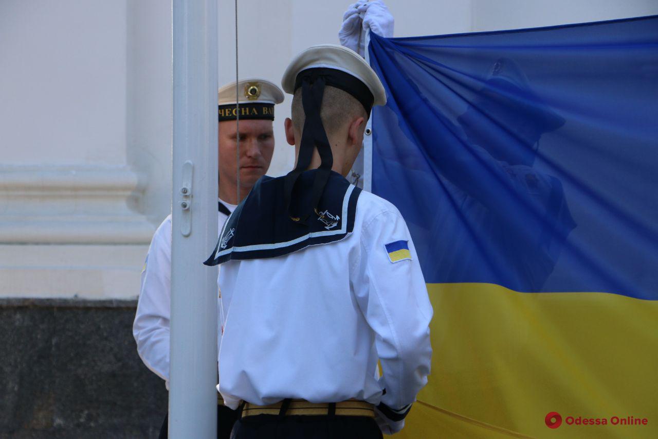 Возле Одесской мэрии торжественно подняли флаг Украины (фото)