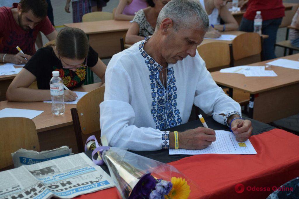 Парты у Дюка: одесситы написали диктант по украинскому языку