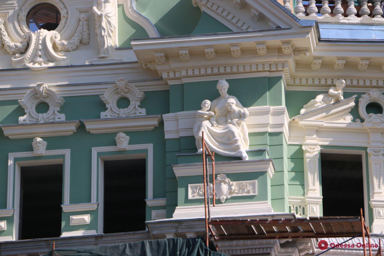 Реставрация дома Руссова продолжается: одесситам приоткрыли часть фасада (фото)