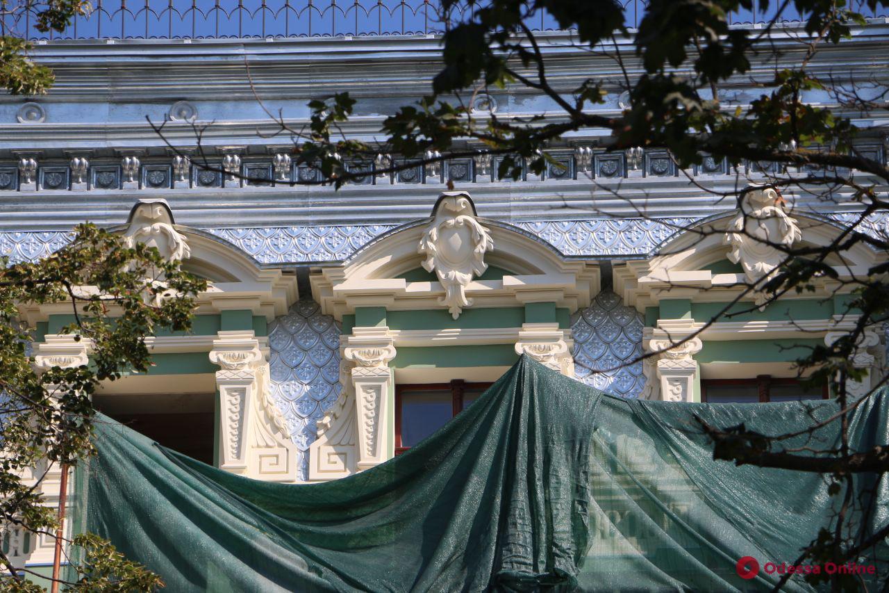 Реставрация дома Руссова продолжается: одесситам приоткрыли часть фасада (фото)