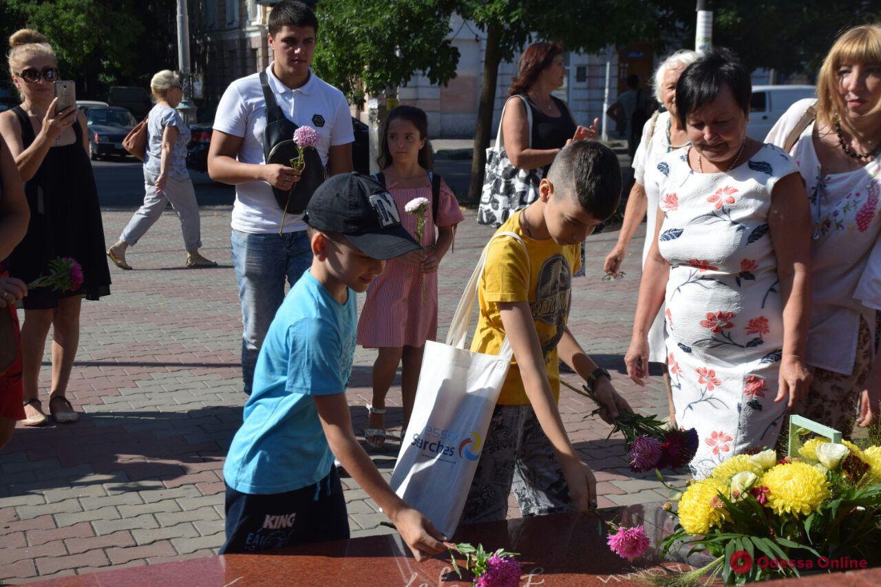 Одесситы возложили цветы к памятнику Ивану Франко (фото)