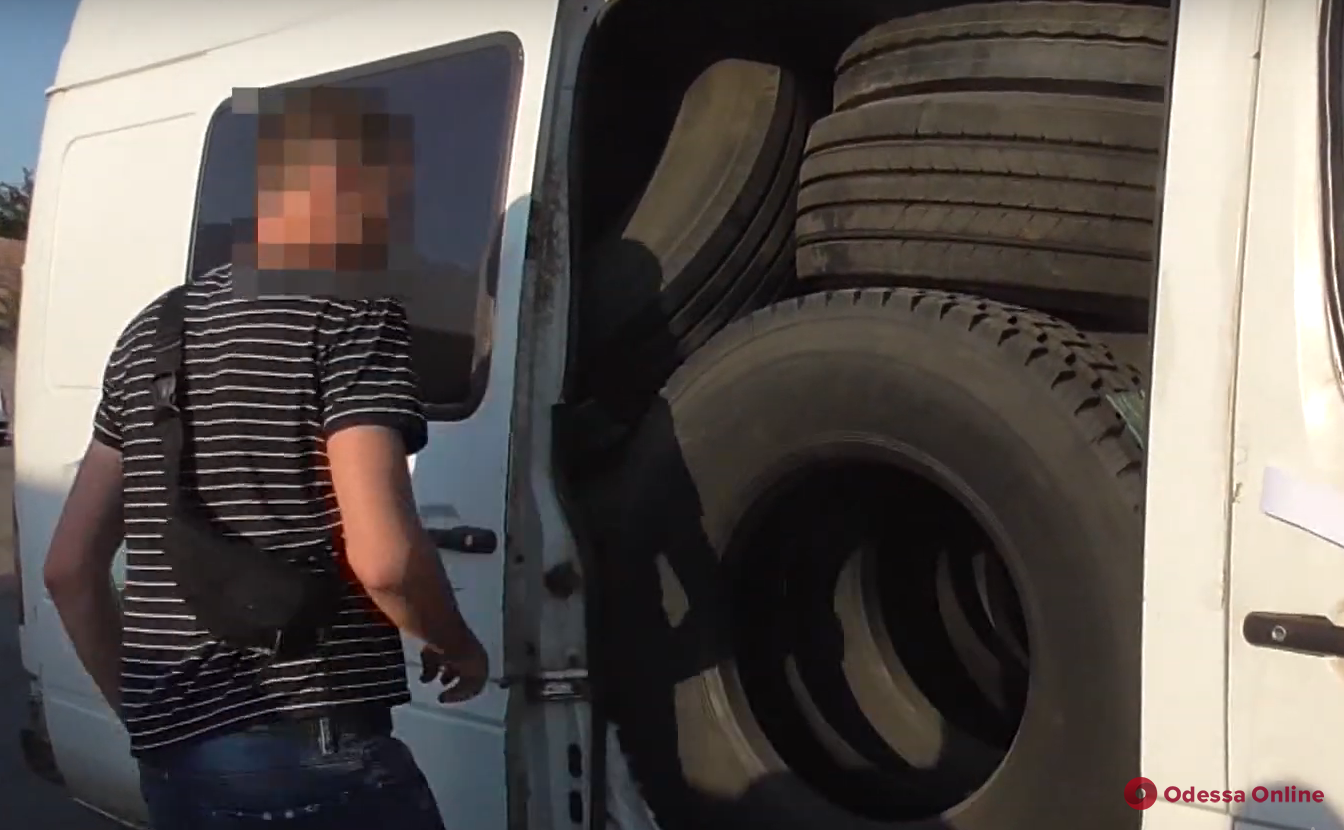 Под Одессой двое парней украли автошин на 150 тысяч