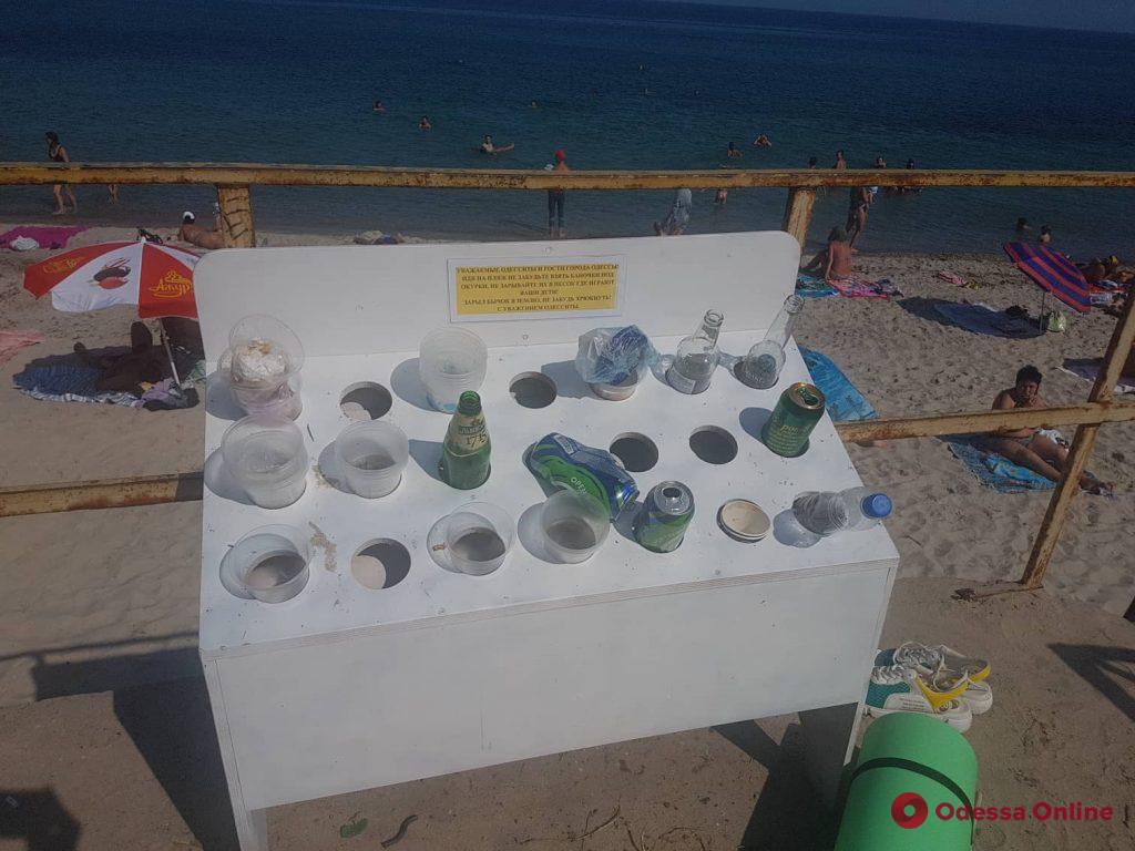 На одесском пляже появился необычный стенд для сбора стаканчиков и бутылок (фото)