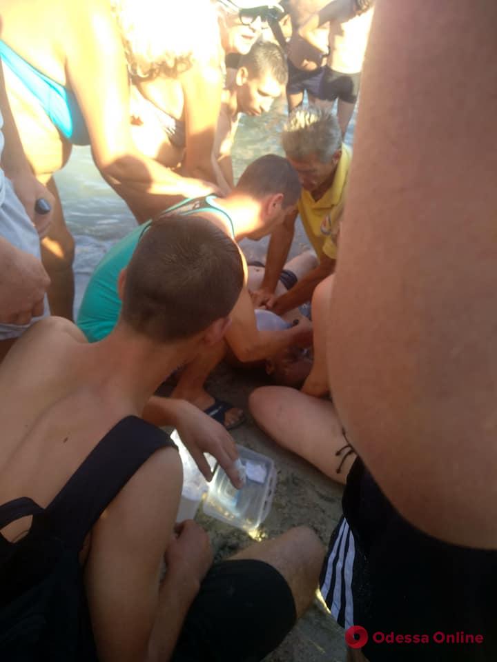На одесском пляже спасали парня