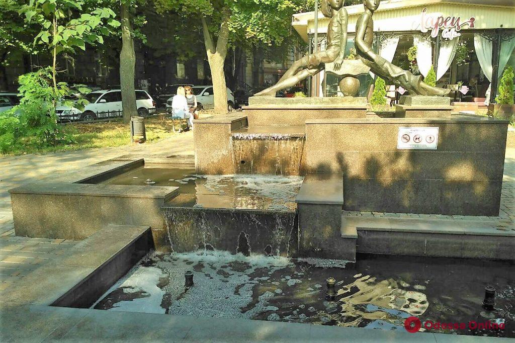 Вандалы испортили воду в фонтане «Петя и Гаврик»