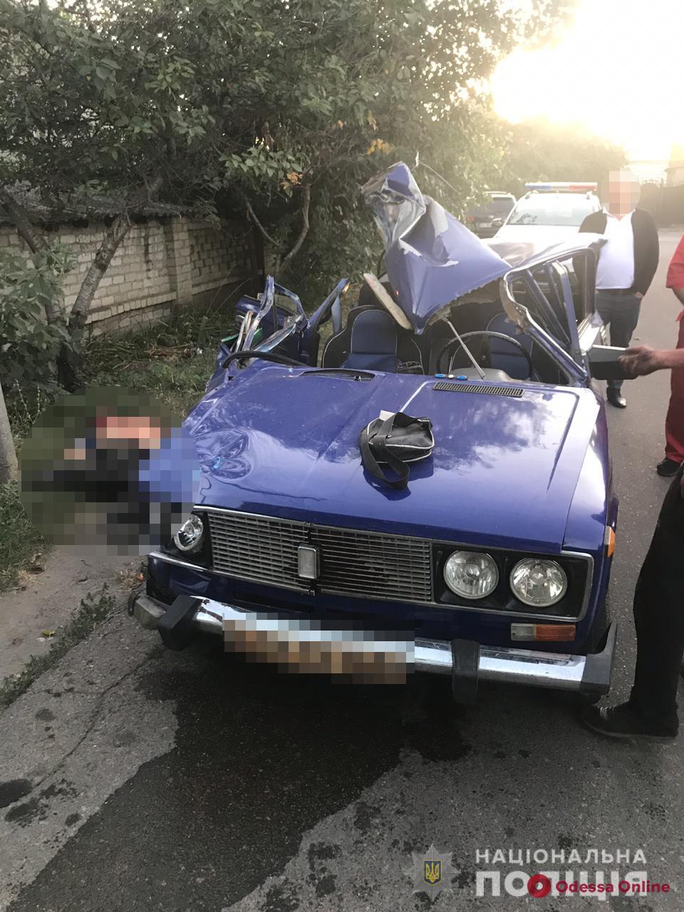 В Усатово легковушка влетела в грузовик — погиб пассажир