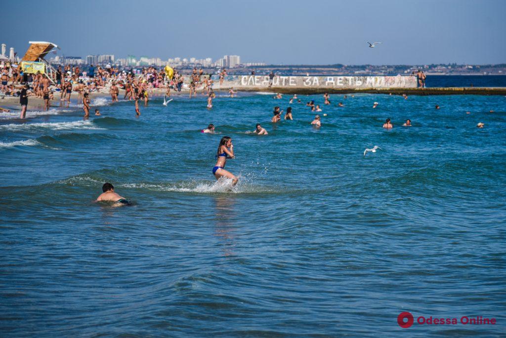 Шел 47-ой день августа: в Одессе продолжается пляжный сезон (фоторепортаж)