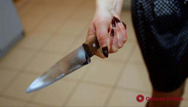 В Одессе девушка с утюгом и ножом напала на иностранца