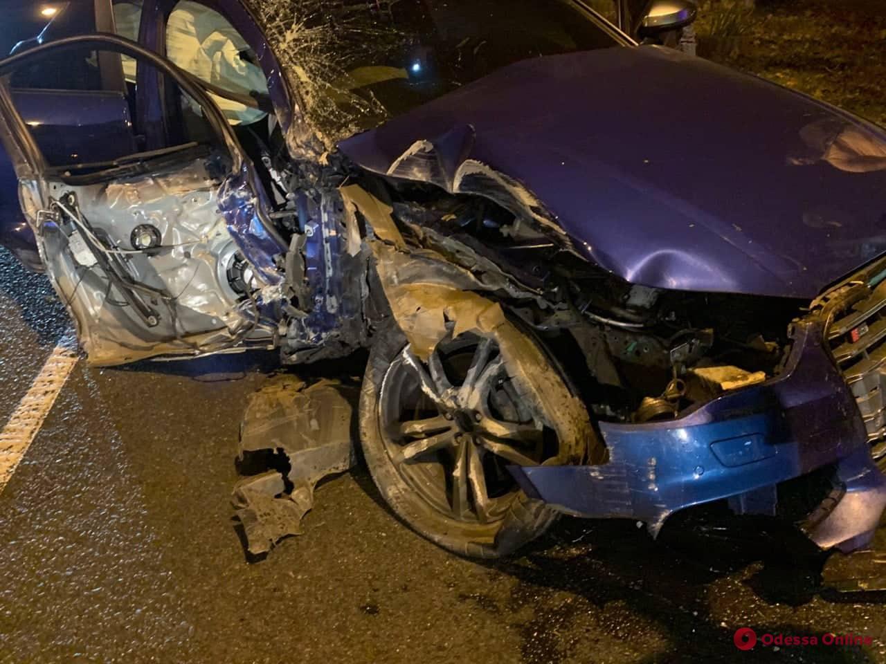 На проспекте Шевченко Audi врезался в дерево и столб — пострадал пассажир