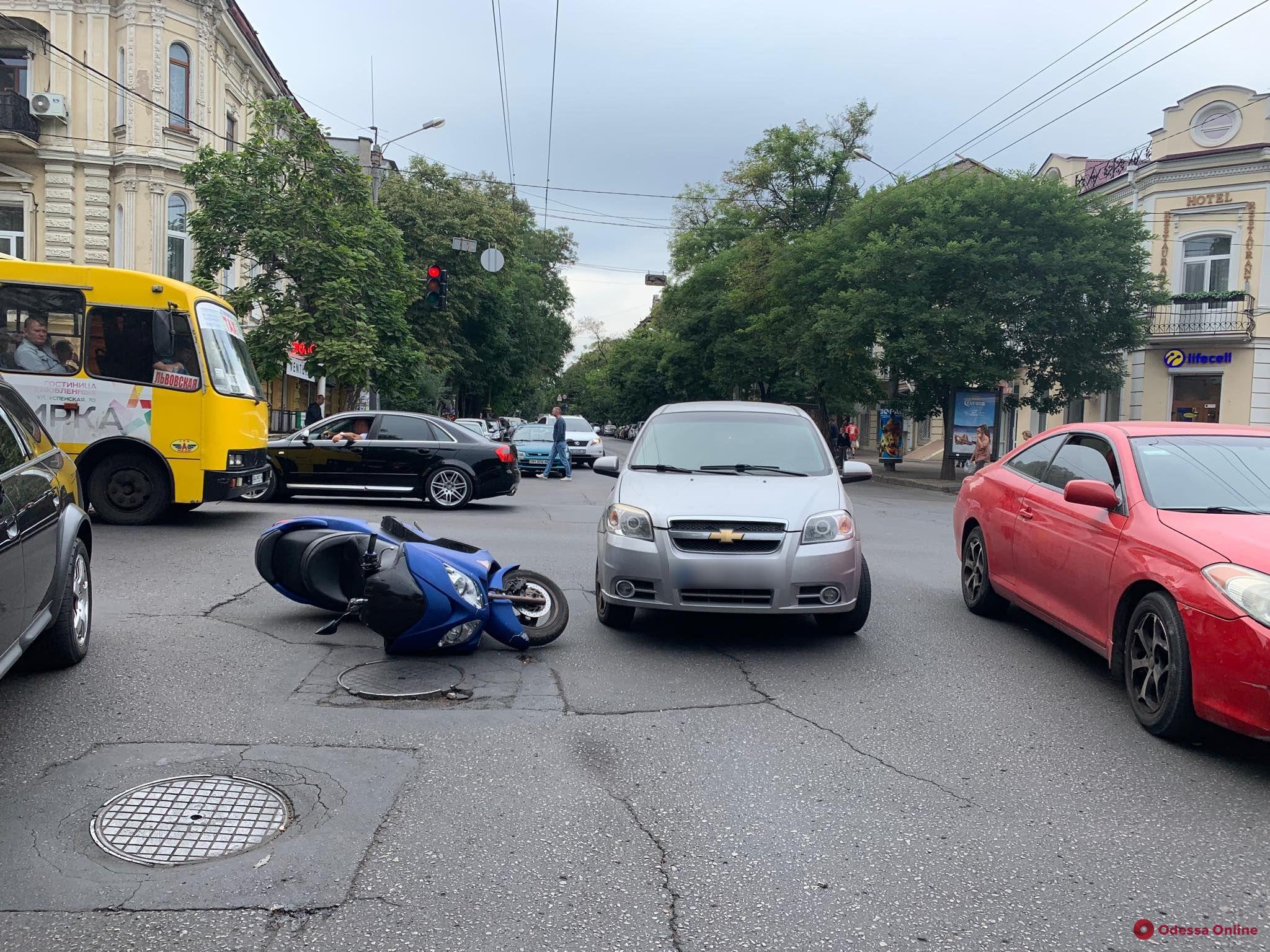 В центре Одессы столкнулись мопед и такси