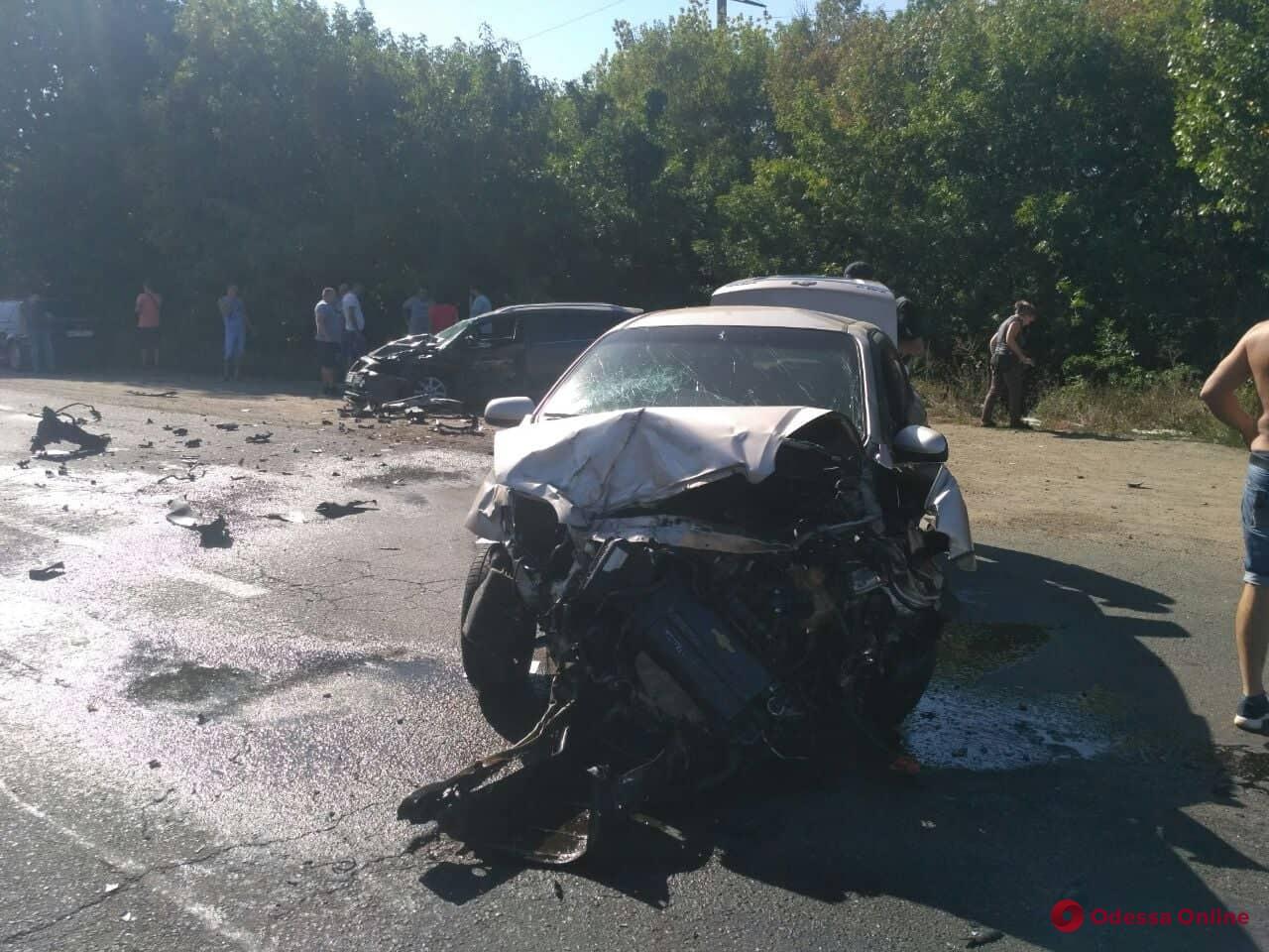 Под Одессой столкнулись Chevrolet, Toyota и грузовик — пострадали водители легковушек
