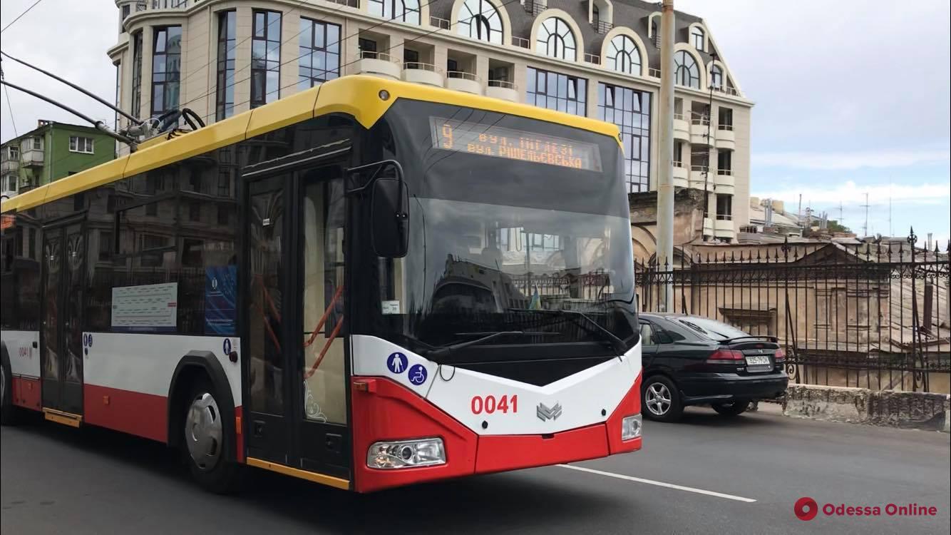 Во всех одесских трамваях и троллейбусах теперь можно оплатить проезд смартфоном