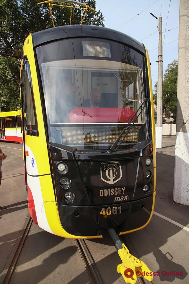 В Одессе представили трехсекционный трамвай «Одиссей-Макс»