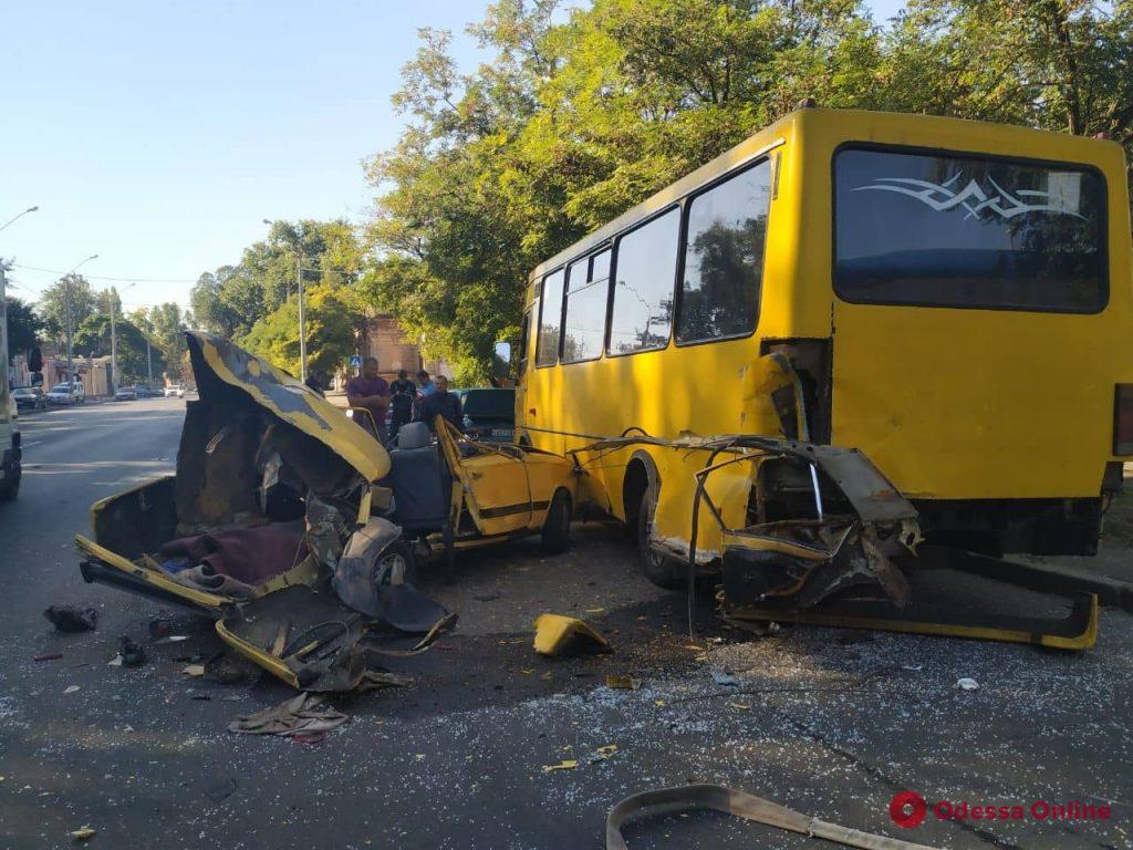 На Молдаванке после столкновения с маршруткой легковушка превратилась в металлолом (фото)