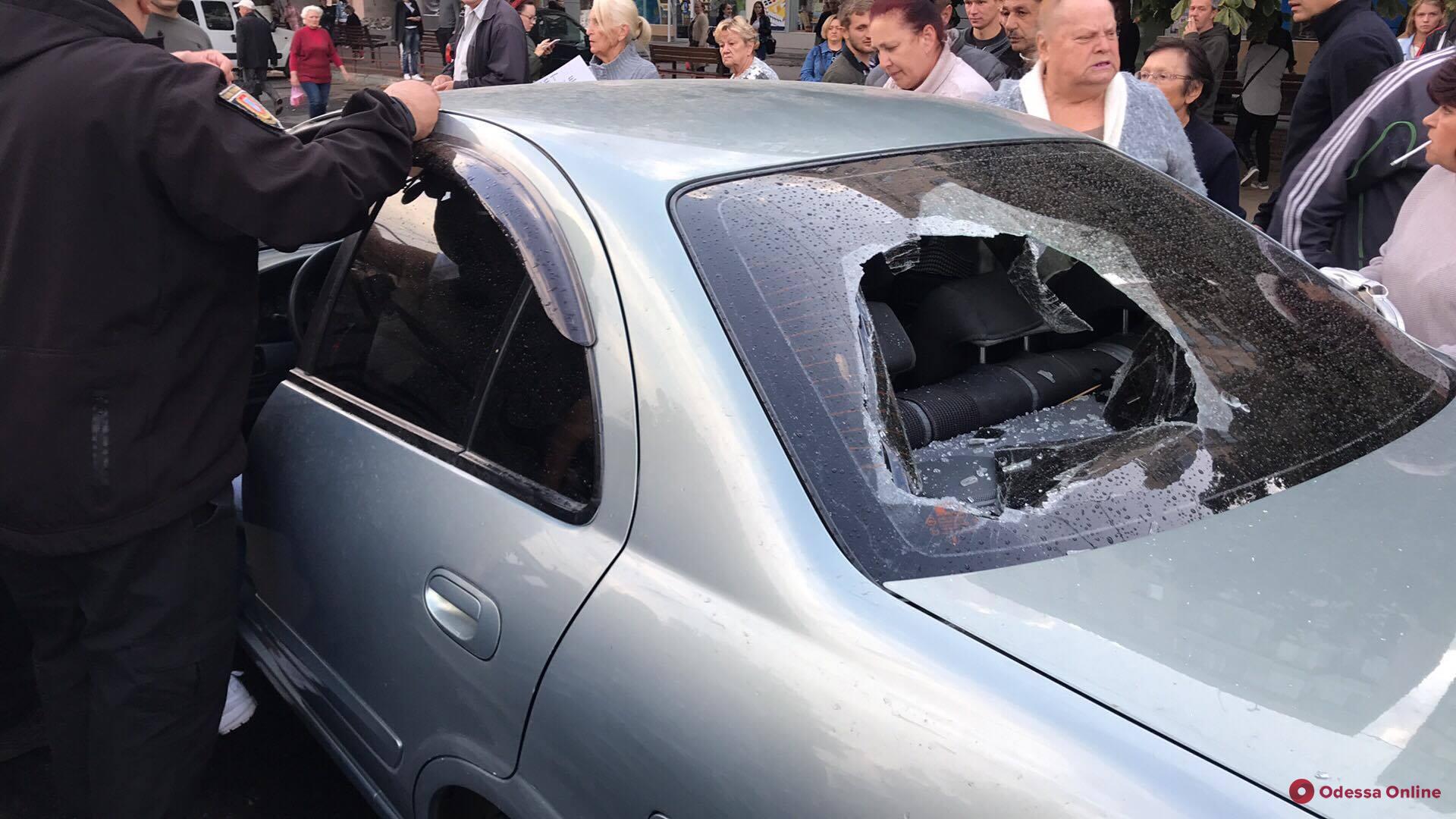 Протянула на капоте: на Таирова автоледи таранила перекрывших дорогу протестующих