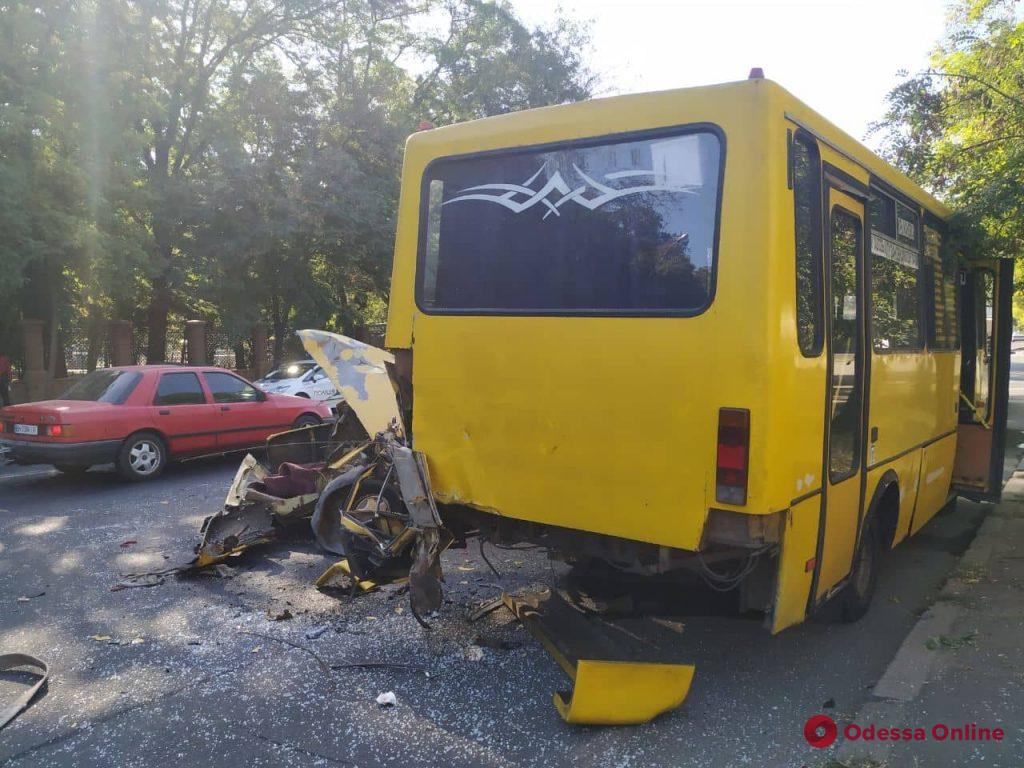 На Молдаванке после столкновения с маршруткой легковушка превратилась в металлолом (фото)