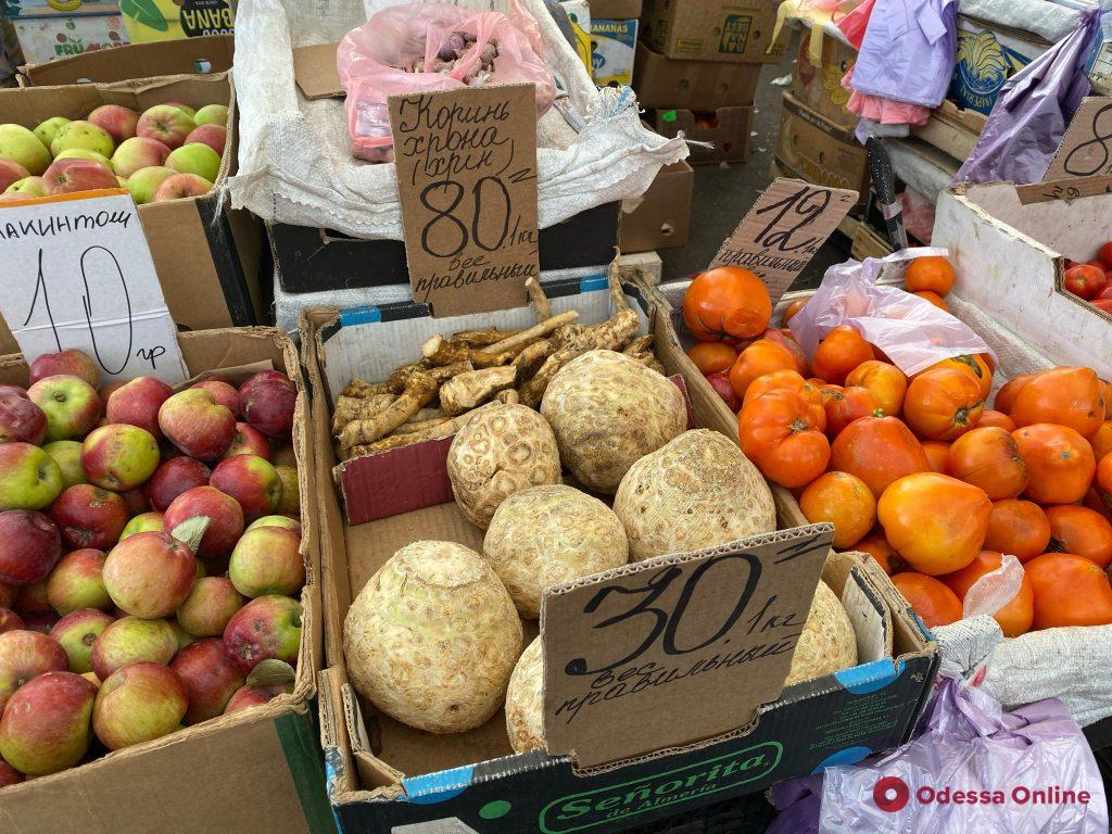 Хурма, капуста романеско и мандарины: воскресные цены на одесском «Привозе»