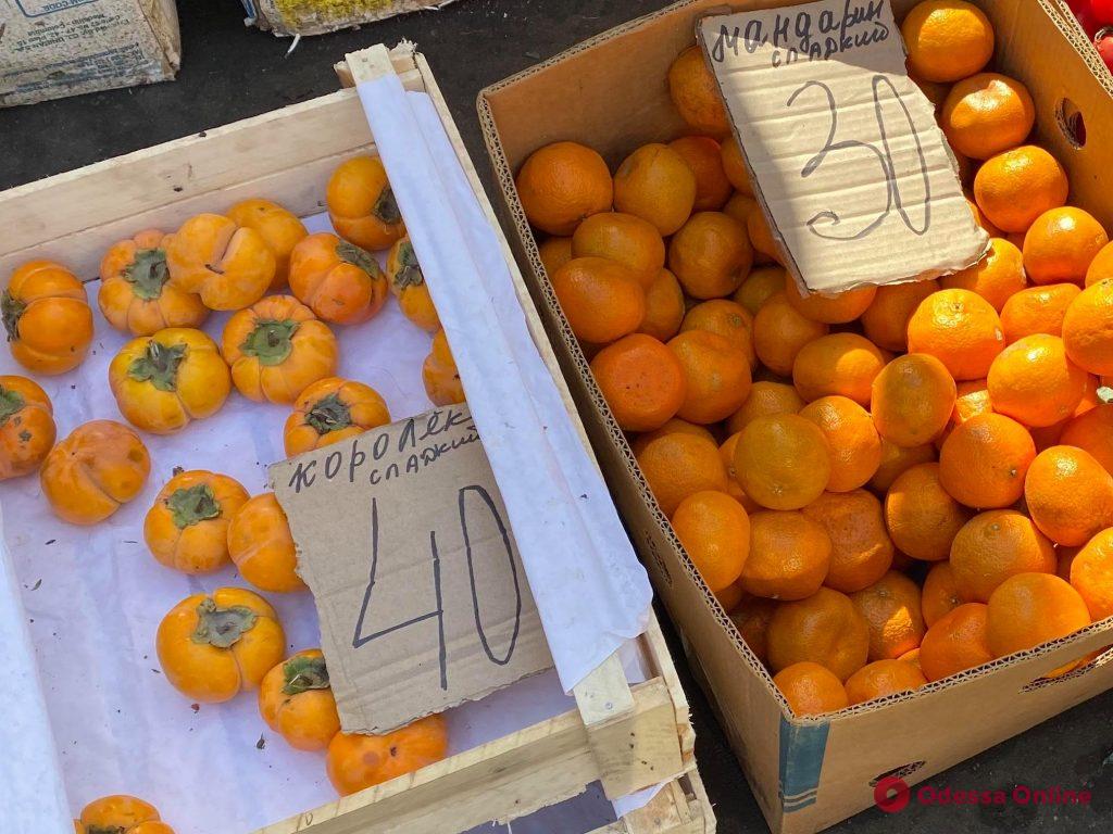 Хурма, капуста романеско и мандарины: воскресные цены на одесском «Привозе»
